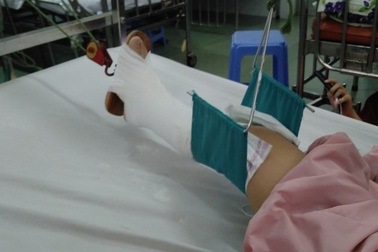 Vụ bé 4 tuổi gãy chân tại trường: Cô giáo quỳ khóc xin lỗi