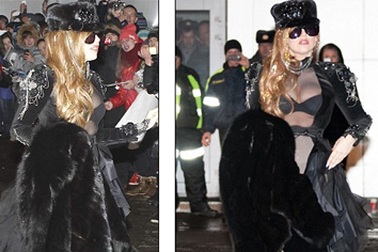 Lady Gaga tiếp tục ăn mặc lố lăng