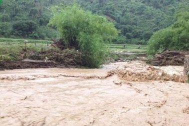 Vùng núi nguy cơ lũ quét, thời tiết phức tạp trên biển