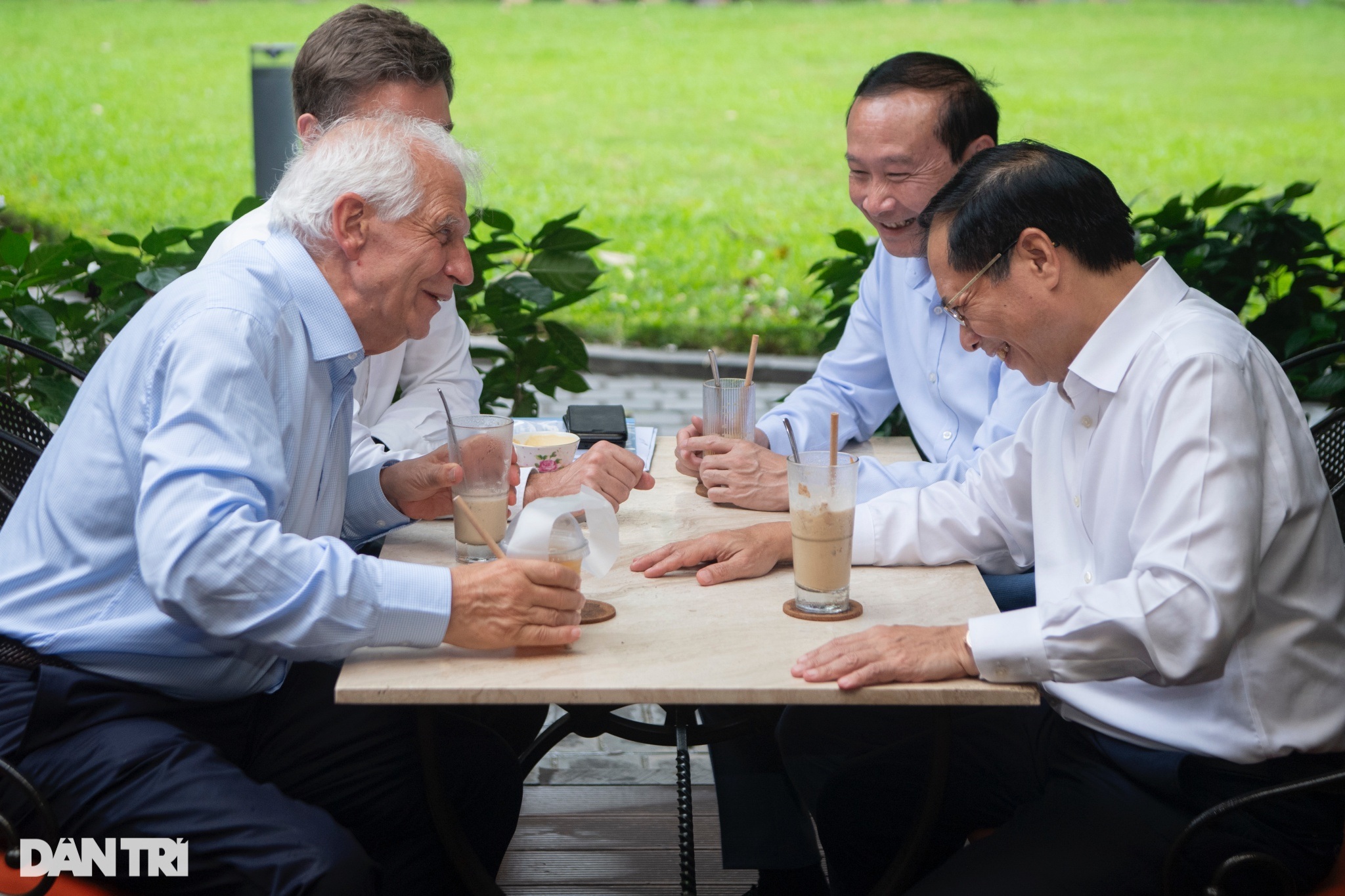 یورپی کمیشن کے نائب صدر نے ویتنامی کافی اور تازگی بخش مشروبات سے لطف اندوز ہوتے ہیں - 8 Phó Chủ tịch Ủy ban châu Âu thích thú cà phê và đồ uống giải nhiệt Việt Nam - 8