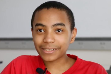 Cậu bé thành “hiện tượng” khi tốt nghiệp ĐH ngành Vật lý ở tuổi 14