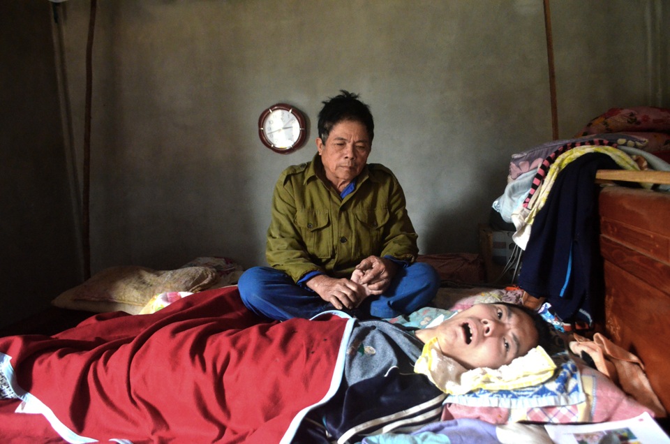 Cha mẹ nghèo bất lực nhìn con bị chấn thương sọ não “chết mòn” từng ngày - 3 Cha mẹ nghèo bất lực nhìn con bị chấn thương sọ não “chết mòn” từng ngày - 3