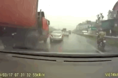 Toàn cảnh một vụ xe con vượt ẩu bị xe công-ten-nơ ủn xa hàng chục mét