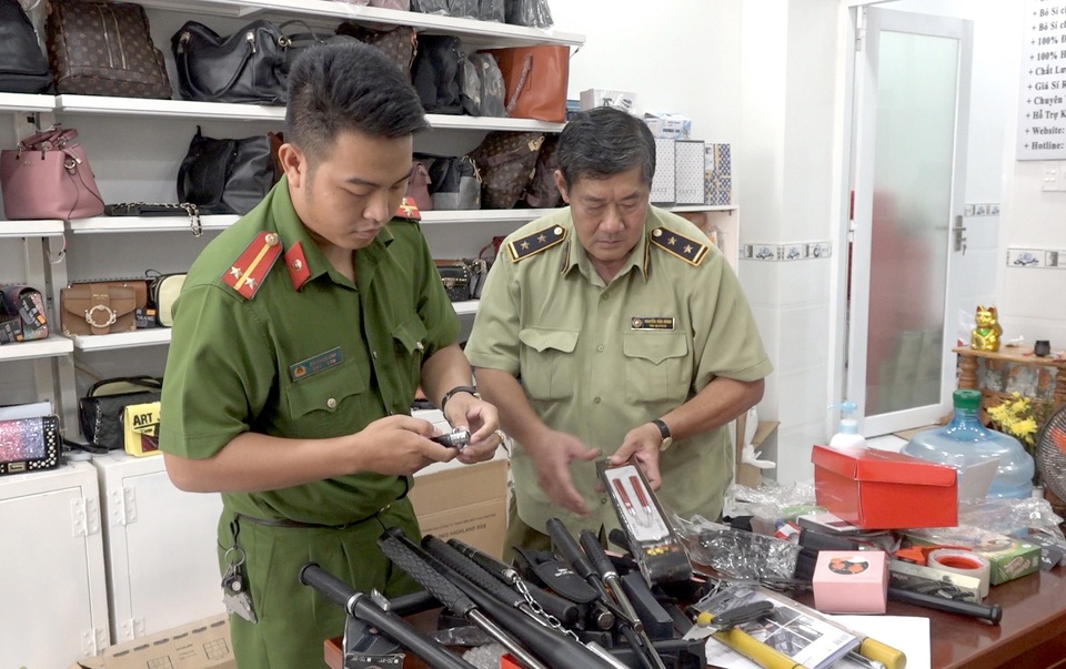 Phát hiện kho công cụ hỗ trợ “khủng” trong cửa hàng túi xách - 3 Phát hiện kho công cụ hỗ trợ “khủng” trong cửa hàng túi xách - 3