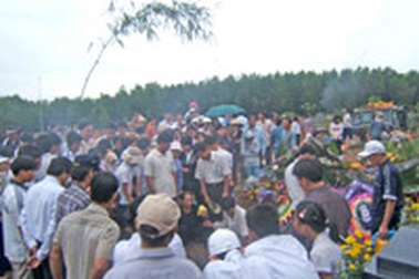 Học sinh lớp 11 thắt cổ tự tử tại nhà