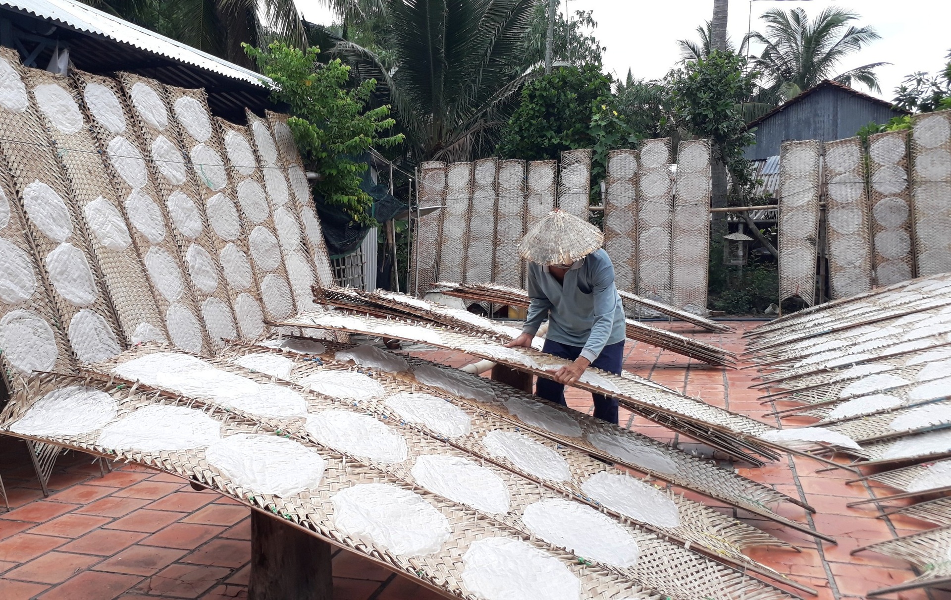 Làng nghề bánh tráng 100 tuổi tất bật những ngày giáp Tết - 13 Làng nghề bánh tráng 100 tuổi tất bật những ngày giáp Tết - 13