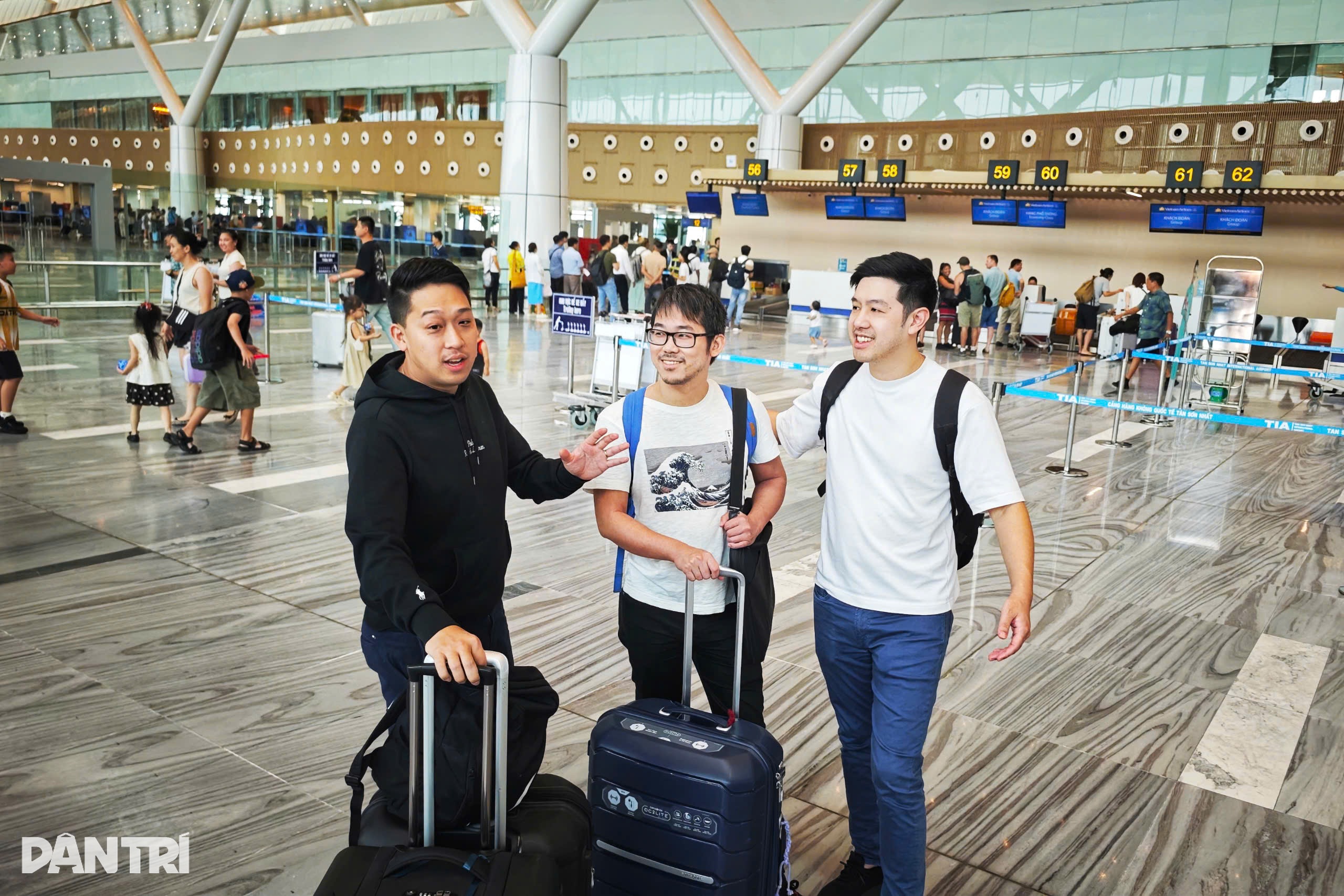 Đá lát sàn ga T3 Tân Sơn Nhất lộ khe hở, hành khách bị kẹt gót giày - 5 Đá lát sàn ga T3 Tân Sơn Nhất lộ khe hở, hành khách bị kẹt gót giày - 5
