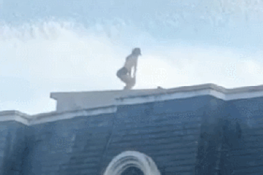 Clip "cô gái liều lĩnh trèo lên mái nhà quay video TikTok" nổi bật tuần qua