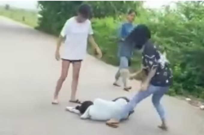 Nữ sinh lớp 8 bị bạn đánh đến bất động. (Ảnh cắt từ video)