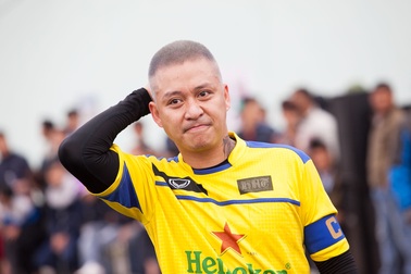 Tuấn Hưng xuất hiện trên sân cỏ với mái tóc lạ