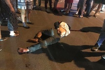 Hà Nội: Ô tô cuốn xe máy cùng người đàn ông vào gầm, kéo lê trên đường