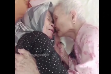 Xúc động clip mẹ 105 tuổi bật khóc khi gặp con gái 84 tuổi sau giãn cách