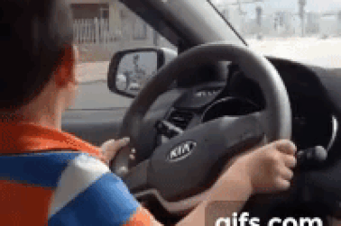 Bố mẹ khoe clip con trai 3 tuổi lái ô tô khiến cư dân mạng "hãi hùng"