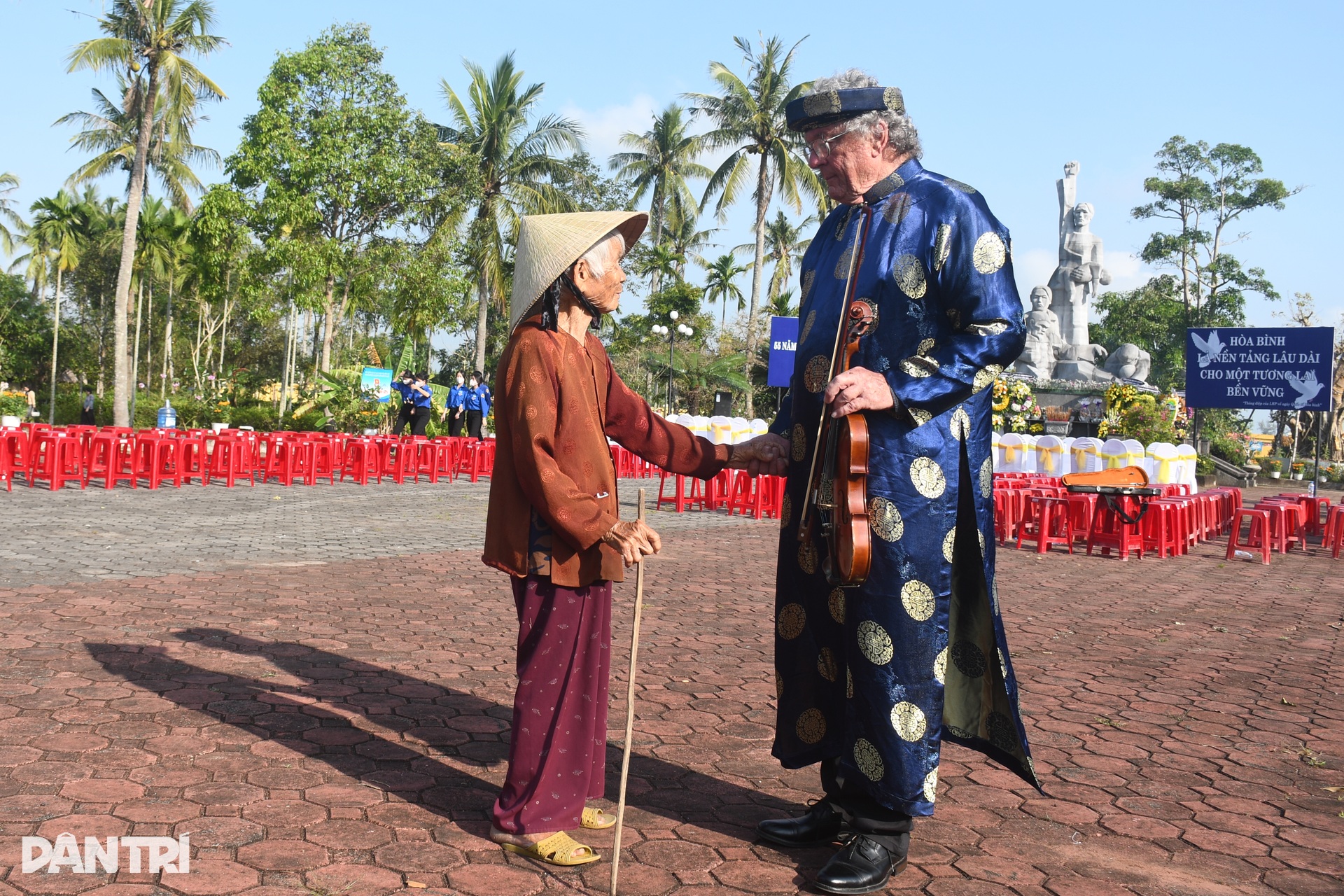 Cựu binh Mỹ kéo vĩ cầm xoa dịu nỗi đau thảm sát Sơn Mỹ - 6 Cựu binh Mỹ kéo vĩ cầm xoa dịu nỗi đau thảm sát Sơn Mỹ - 6