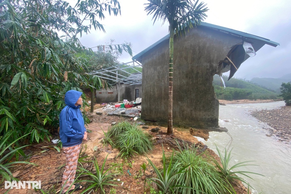 Lũ quét như “sóng thần” cuốn phăng nhiều ngôi nhà dưới chân Bạch Mã