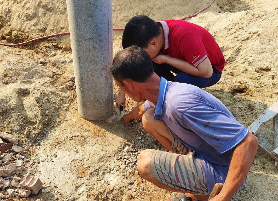 Vụ cột điện đè công nhân tử vong: Công trình kém chất lượng? - 6 Vụ cột điện đè công nhân tử vong: Công trình kém chất lượng? - 6