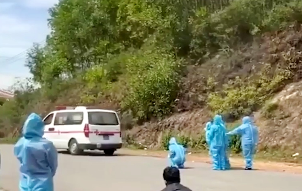 Trào nước mắt cảnh người thân bái lạy thi hài bệnh nhân Covid-19 giữa đường - 3 Trào nước mắt cảnh người thân bái lạy thi hài bệnh nhân Covid-19 giữa đường - 3