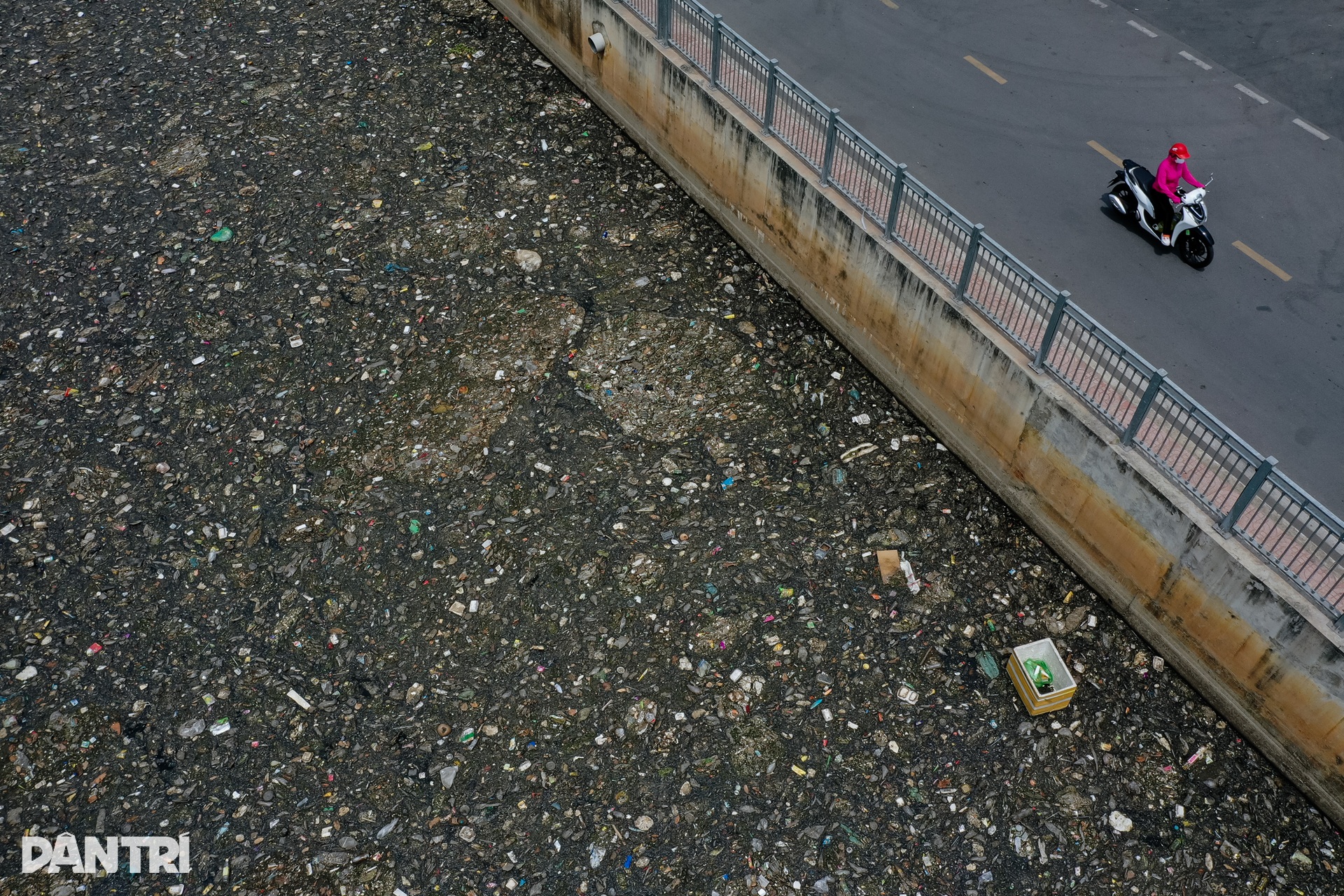 Người dân TPHCM than trời vì rác thải dày đặc ở Kênh Nước Đen - 2 Người dân TPHCM than trời vì rác thải dày đặc ở Kênh Nước Đen - 2