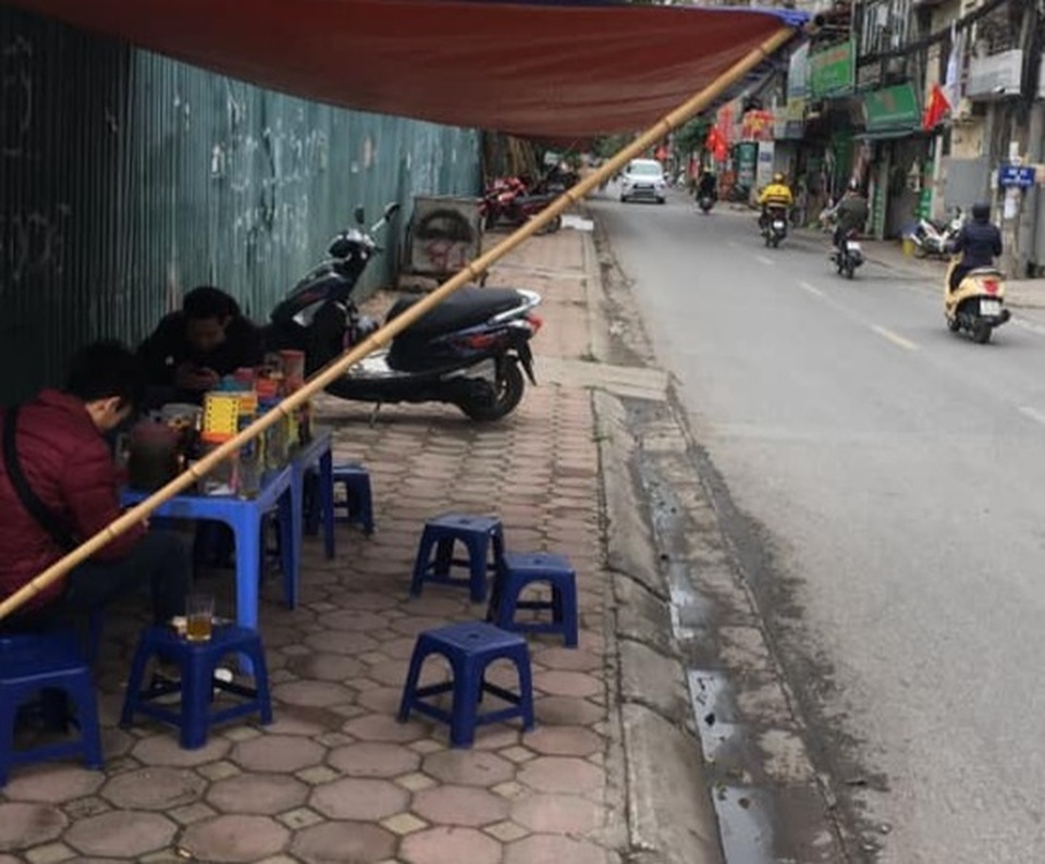 Hà Nội: Mở bán trà đá chui, hét giá 30.000 đồng 1 cốc - 1 Hà Nội: Mở bán trà đá chui, hét giá 30.000 đồng 1 cốc - 1