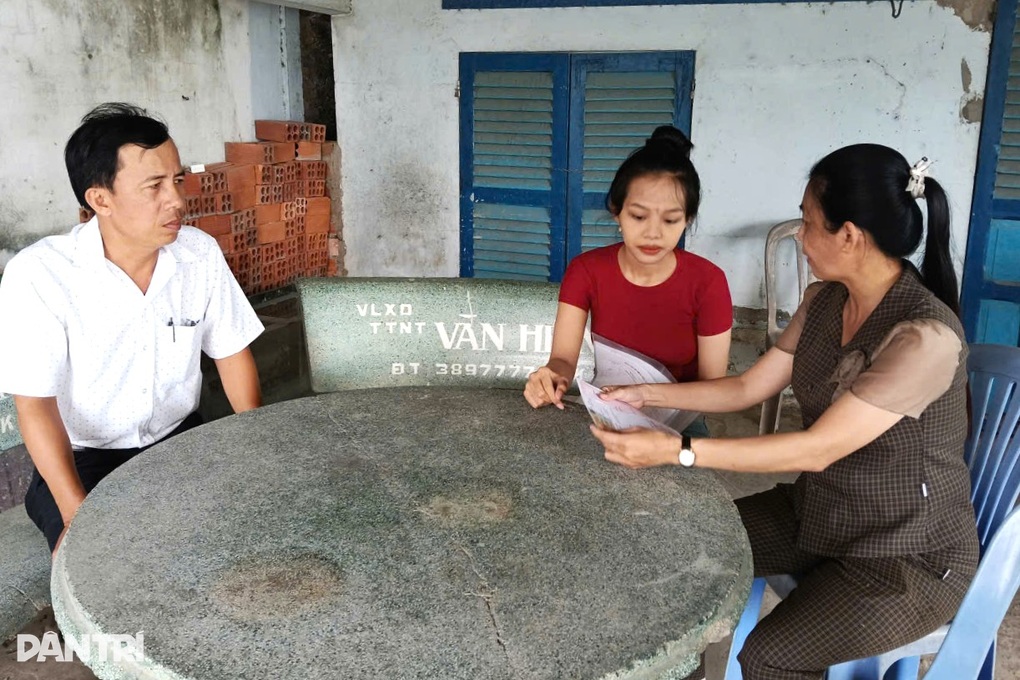Xuống từng hộ nắm người dân cần làm thủ tục hành chính để hỗ trợ ngay - 2 Xuống từng hộ nắm người dân cần làm thủ tục hành chính để hỗ trợ ngay - 2