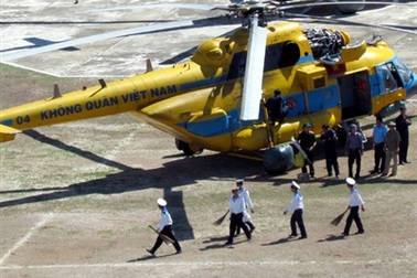 Trực thăng đưa ngư dân bị nạn ở Trường Sa về bờ