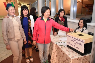 Cộng đồng người Việt ở nước ngoài quyên góp ủng hộ miền Trung