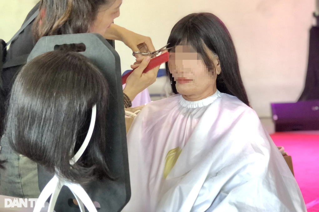 Chuyện những nữ chiến binh K rụng sạch tóc: Đội tóc giả, ai cũng khen đẹp - 4 Chuyện những nữ chiến binh K rụng sạch tóc: Đội tóc giả, ai cũng khen đẹp - 4