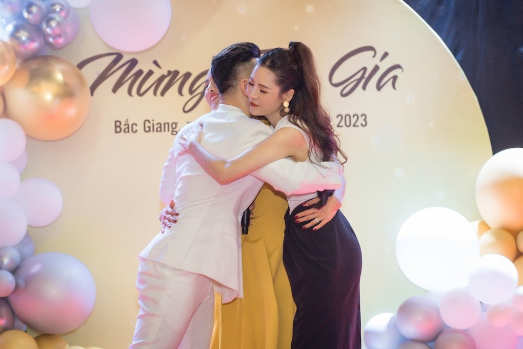 Ưng Hoàng Phúc và bà xã đến chia vui cùng Quế Vân - 3 Ưng Hoàng Phúc và bà xã đến chia vui cùng Quế Vân - 3