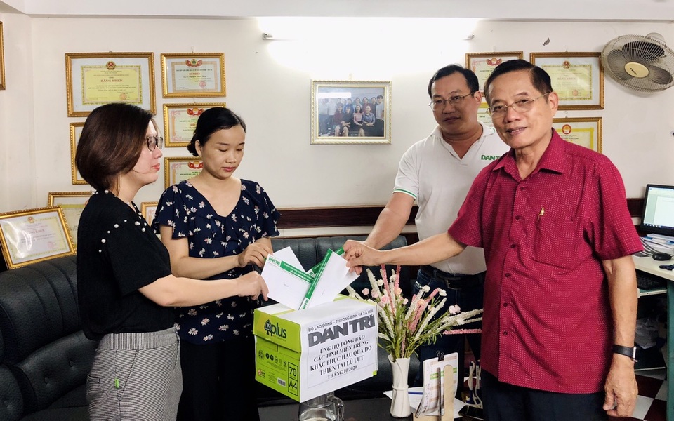 Báo Dân trí cùng bạn đọc ủng hộ hơn 3 tỉ đồng đến miền Trung lũ lụt - 5 Báo Dân trí cùng bạn đọc ủng hộ hơn 3 tỉ đồng đến miền Trung lũ lụt - 5