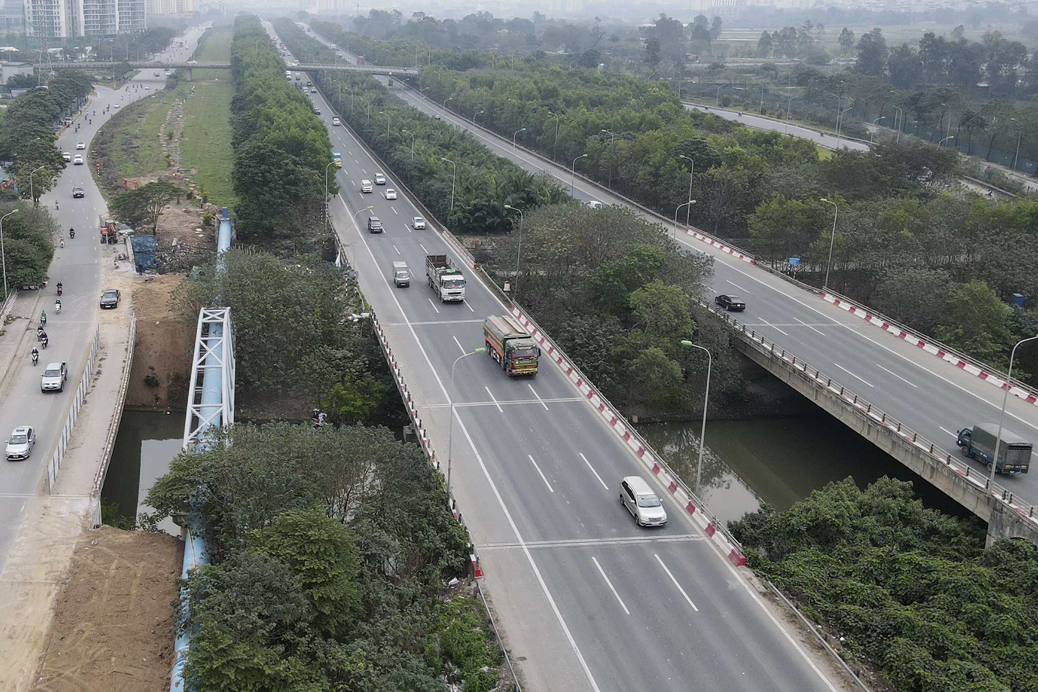 Di dời hàng trăm cây xanh, mở rộng đường gom Đại Lộ Thăng Long - 9 Di dời hàng trăm cây xanh, mở rộng đường gom Đại Lộ Thăng Long - 9