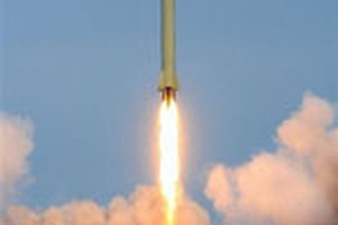 Iran bắn thử hàng chục quả tên lửa