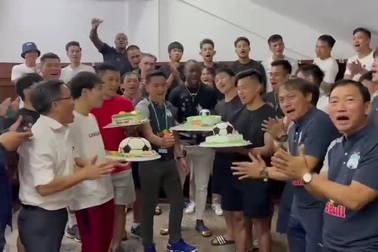 Kiatisuk mừng sinh nhật Văn Toàn, Xuân Trường