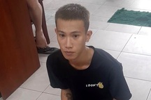 Thanh niên cầm dao khống chế nữ nhân viên cửa hàng tiện lợi cướp tài sản