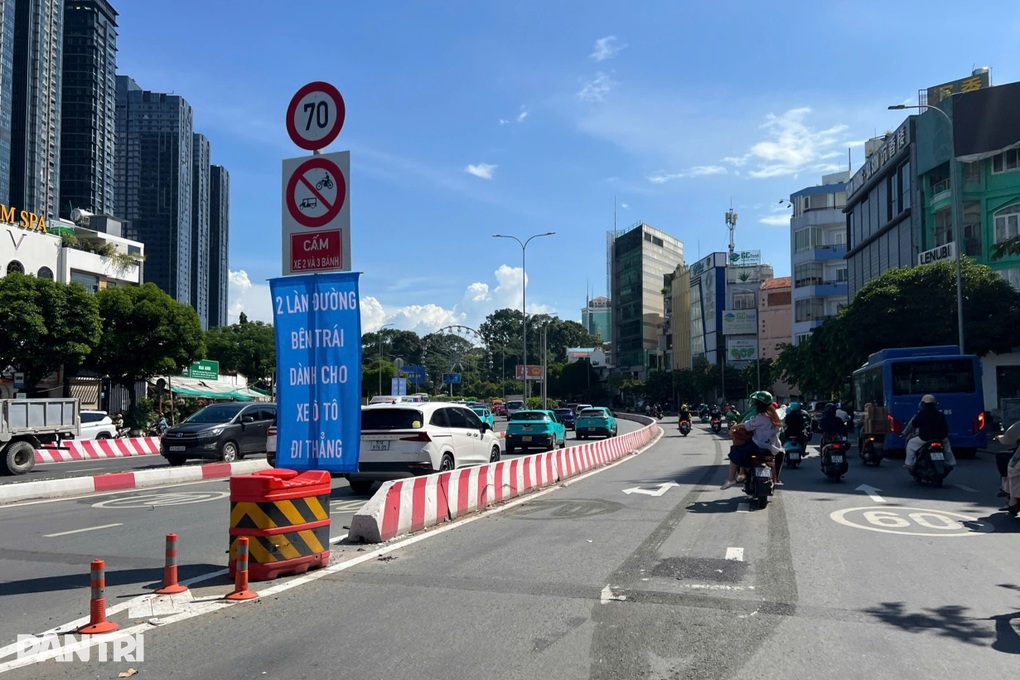 Thu hẹp làn ô tô trên đường Nguyễn Hữu Cảnh ở TPHCM - 1