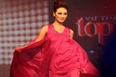 UNIQUE Tặng Huyền Trang nhẫn Kim Cương LUCKY STAR 200.000.000Đ