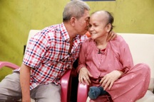 Vợ 18 năm đau ốm do tai biến, chồng vẫn đẩy đi cùng bán vé số mỗi ngày