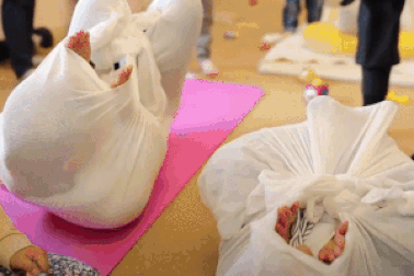 Xem cách chữa đau lưng "lạ đời" của người Nhật