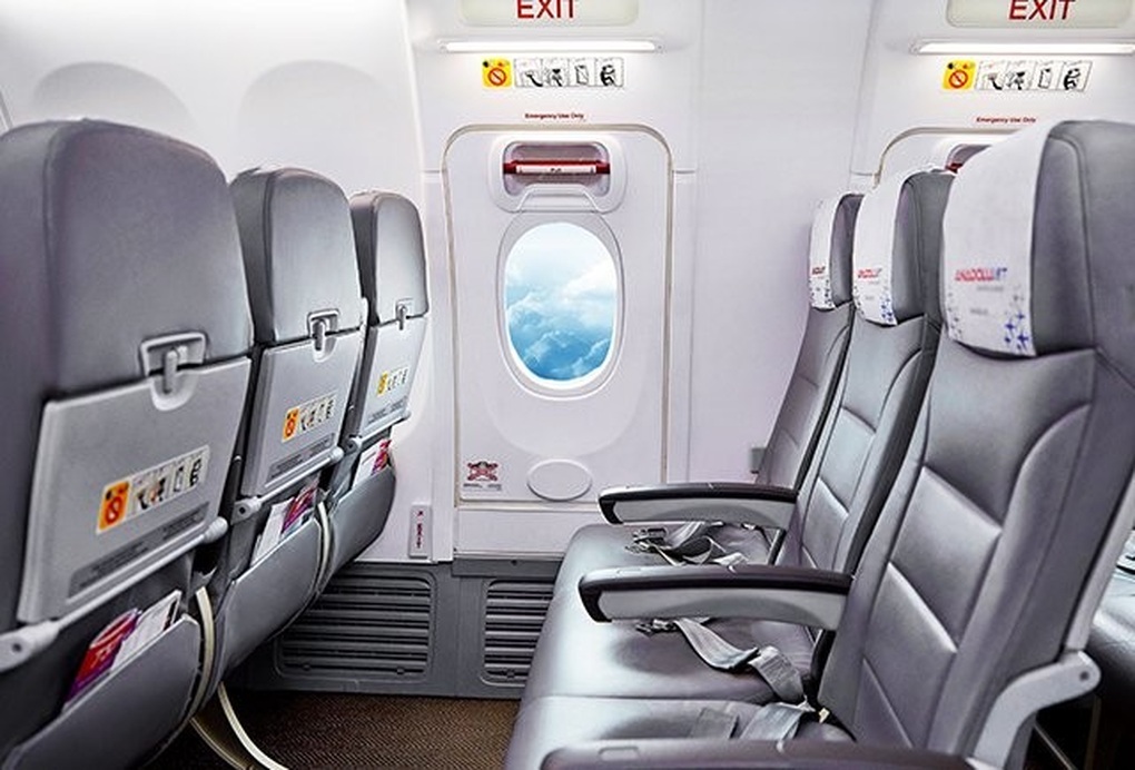 Cửa thoát hiểm máy bay mở tung ở độ cao hàng trăm mét, khách hoảng loạn - 3 Cửa thoát hiểm máy bay mở tung ở độ cao hàng trăm mét, khách hoảng loạn - 3