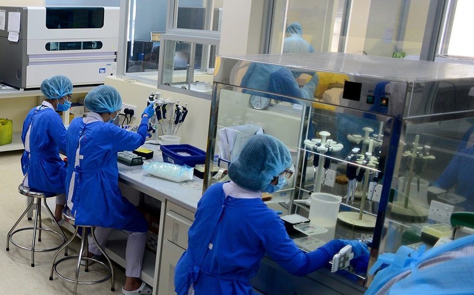 Phi công người Anh dương tính trở lại với Covid-19, phổi đông đặc - 1 Phi công người Anh dương tính trở lại với Covid-19, phổi đông đặc - 1