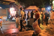 Tan hội Trung thu, khách tham quan phố Hàng Mã rủ nhau… gom rác
