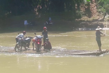 Người dân "đánh đu tính mạng" trên mảng gỗ vượt sông Vực Bút