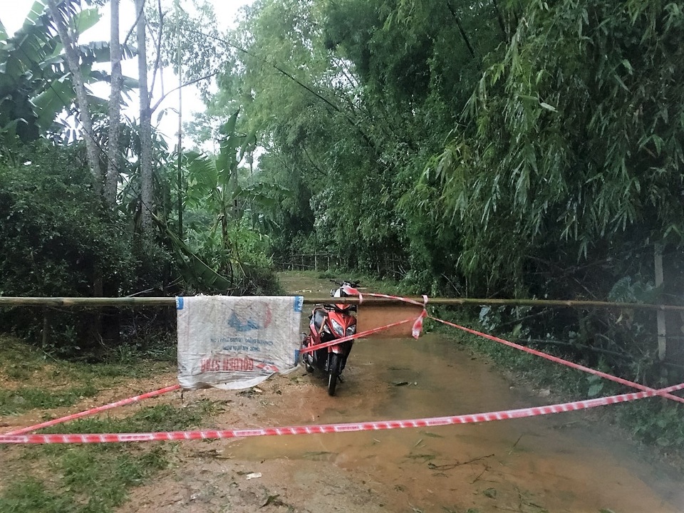 Mưa lớn, sạt lở nuốt đường bê tông - 4 Mưa lớn, sạt lở nuốt đường bê tông - 4