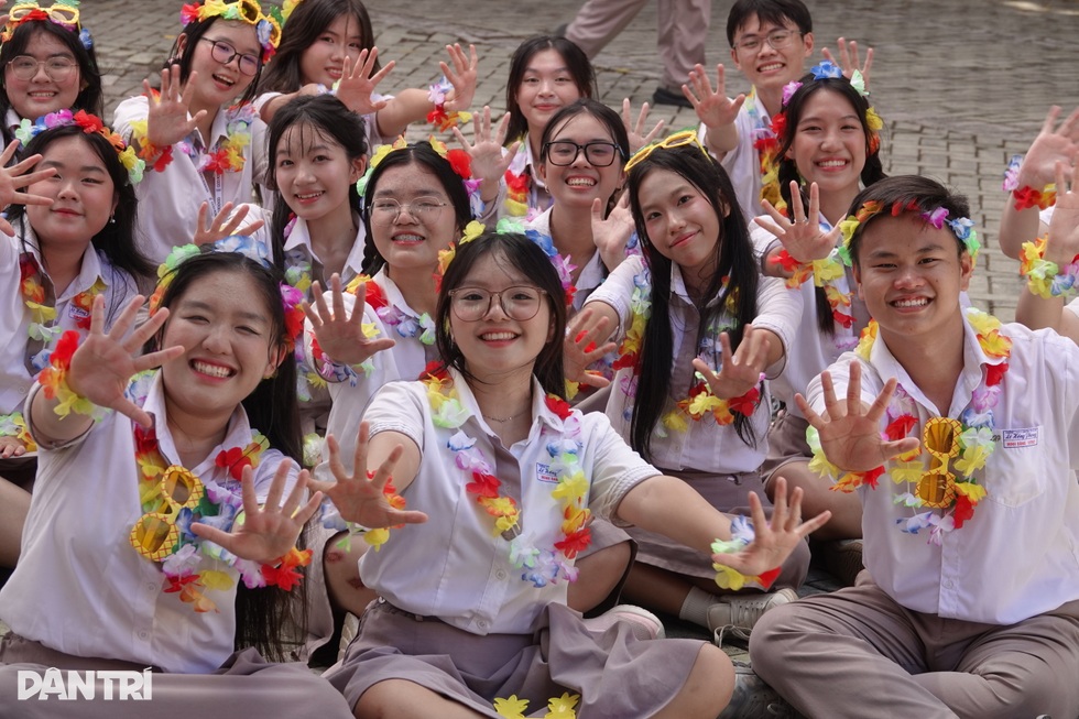 Học sinh cuối cấp rơi nước mắt ngày tổng kết, kể những đêm học đến 2h - 17