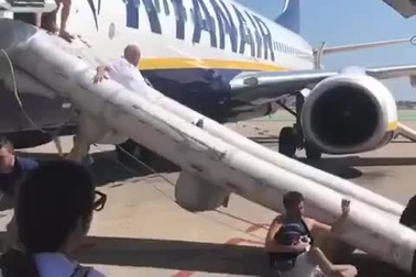 Nổ trên máy bay tại Tây Ban Nha, hành khách hoảng loạn thoát hiểm