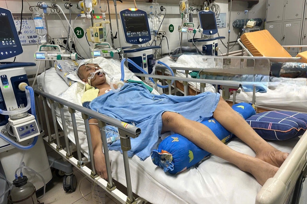Đau xé lòng cảnh người mẹ bất lực nhìn chồng con nguy kịch trong bệnh viện - 1 Đau xé lòng cảnh người mẹ bất lực nhìn chồng con nguy kịch trong bệnh viện - 1