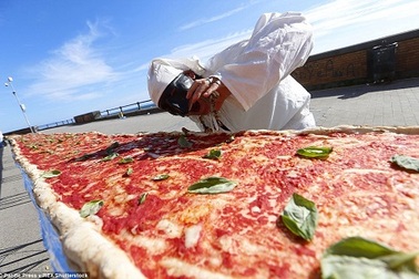 Người Ý cạnh tranh nhau làm bánh pizza dài nhất thế giới