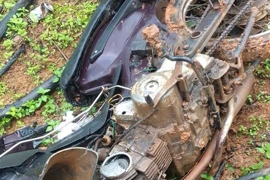 Xe của lực lượng bảo vệ rừng bị đập phá, nghi do lâm tặc "trả đũa"