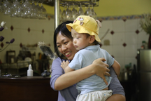 Được chạm vào con sau gần một năm cầu cứu, mẹ tiếp tục phải bế con đi trốn