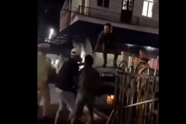 Bắt giữ nam thanh niên chống đối, quật ngã cán bộ công an