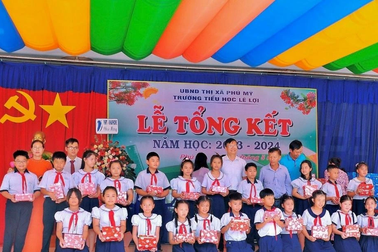 Công ty EPS trao học bổng cho học sinh nghèo vượt khó